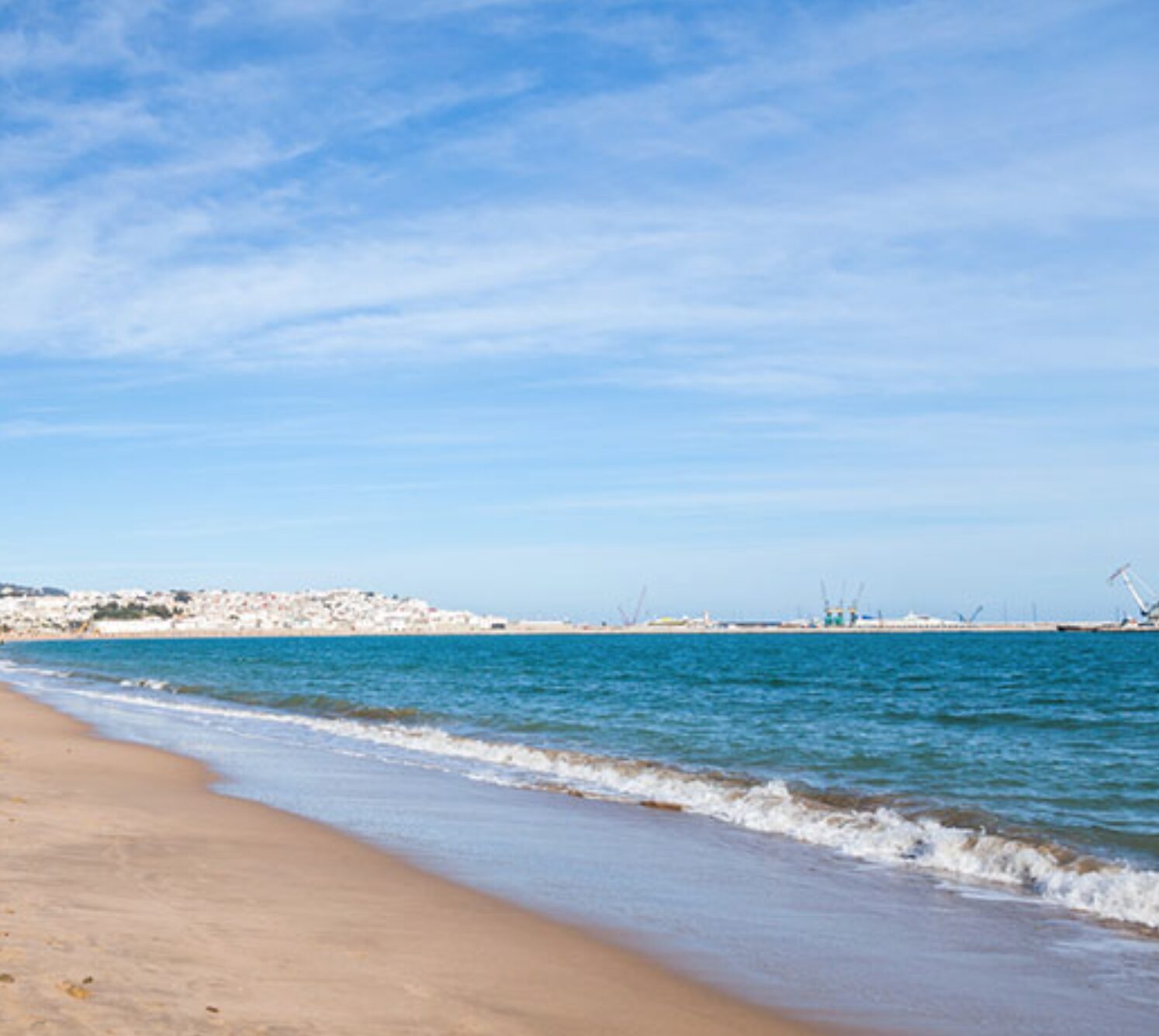 Warm temperatures, ideal for beach lovers and outdoor activities