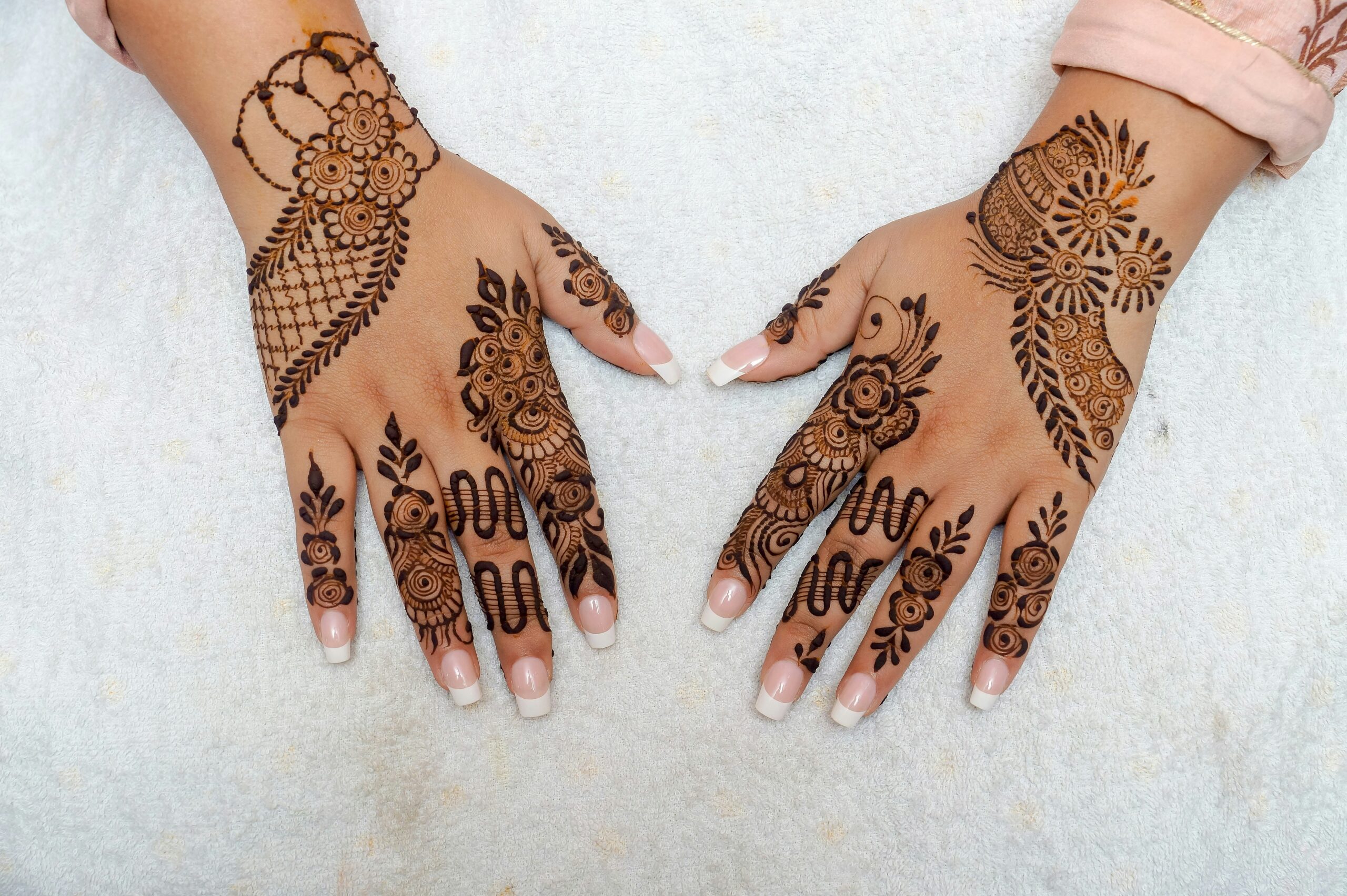 Moroccan Henna: The Art of Colors and Traditional Designs